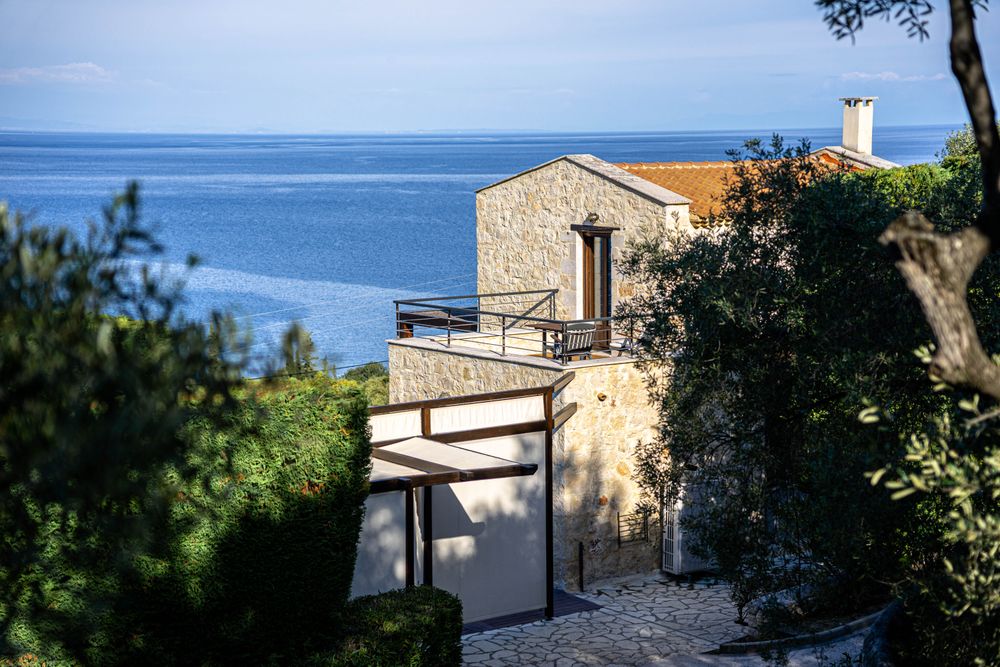 Τέσσερις πέτρινες βίλες by αρχιτεκτονικό γραφείο Παντελέων Zakynthos